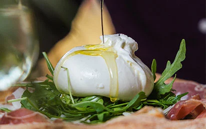 Un pizza savoureuse avec buratta entière à l'Aterlier Lou Gardo